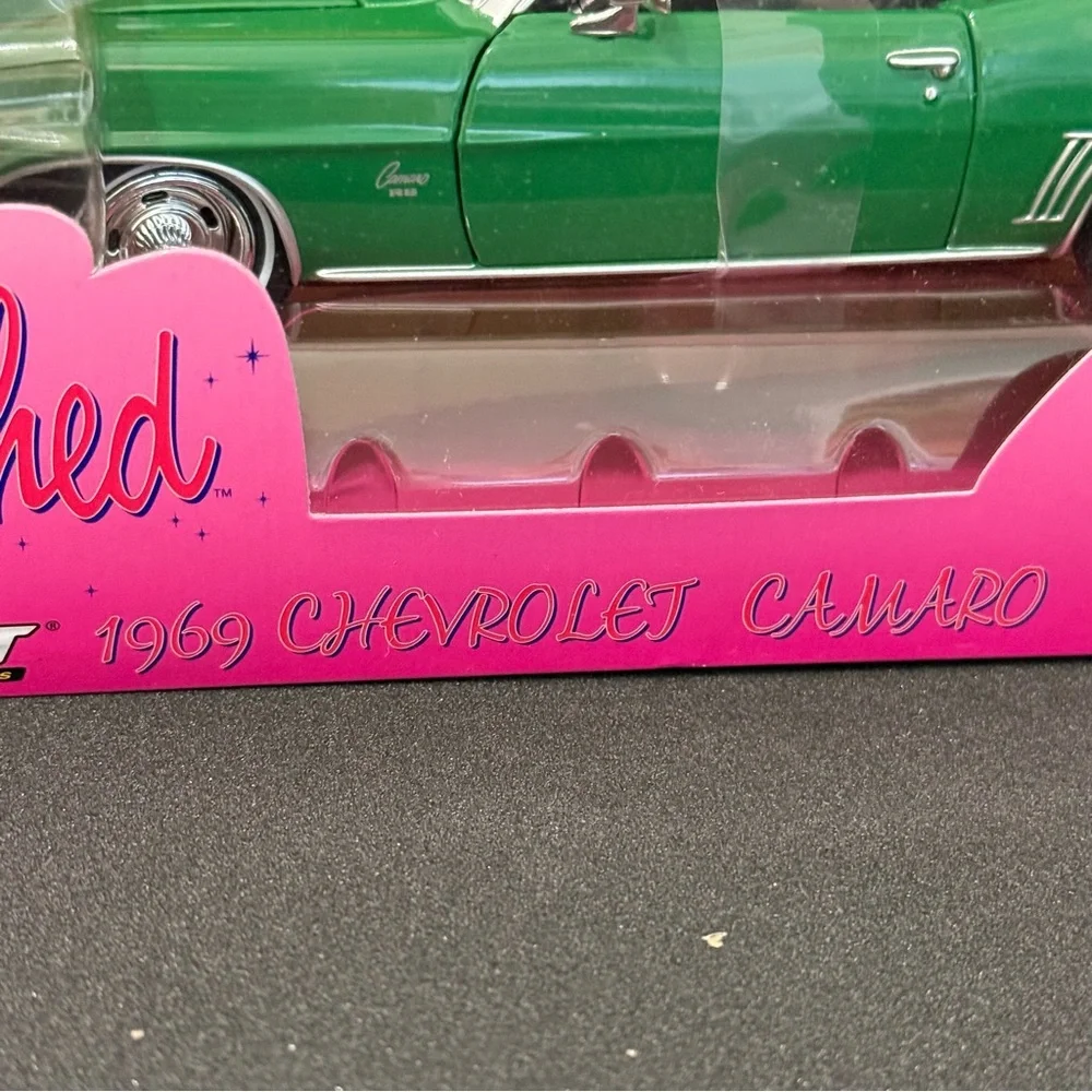 RARE Greenlights “Bewitched” 1969 Green Camaro 1:24 scale - Picture 6 of 9